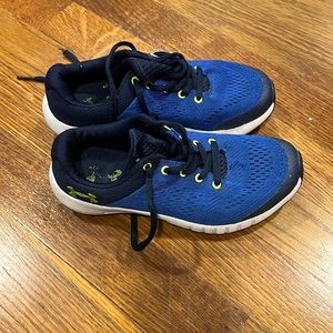 Youth boys size 13 blue under armour sneakers